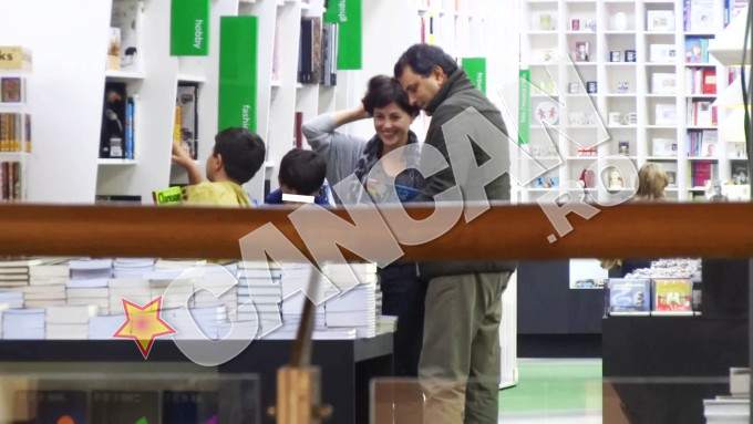 Lucian Mandruta a parut sa aiba mai mult succes la cumparaturi in urma cu o luna, cand a mers insotit de familie la aceeasi librarie.