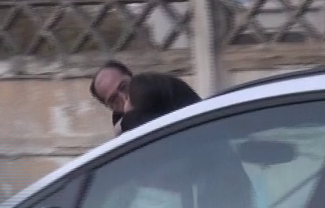 Romica Tociu, intr-un exces de tandrete cu fetita lui, in plina strada.