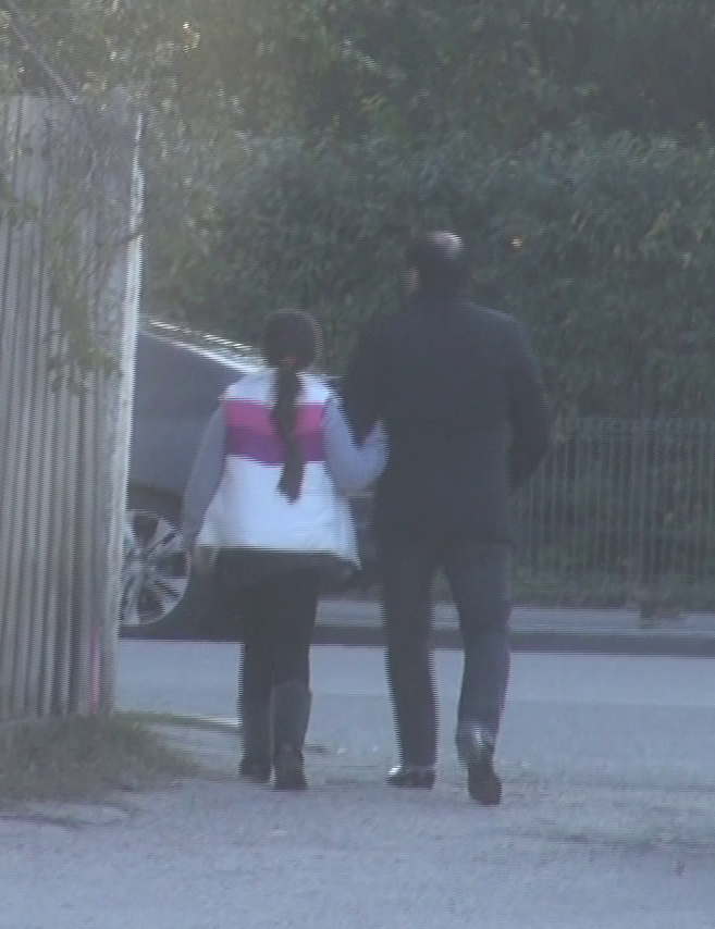 Fetita isi tine tatal strans de brat.