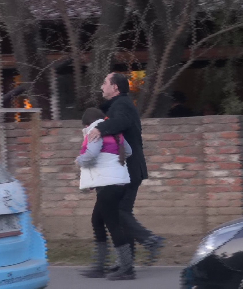 La iesirea din restaurant, Romica isi cuprinde fiica tandru de umeri.