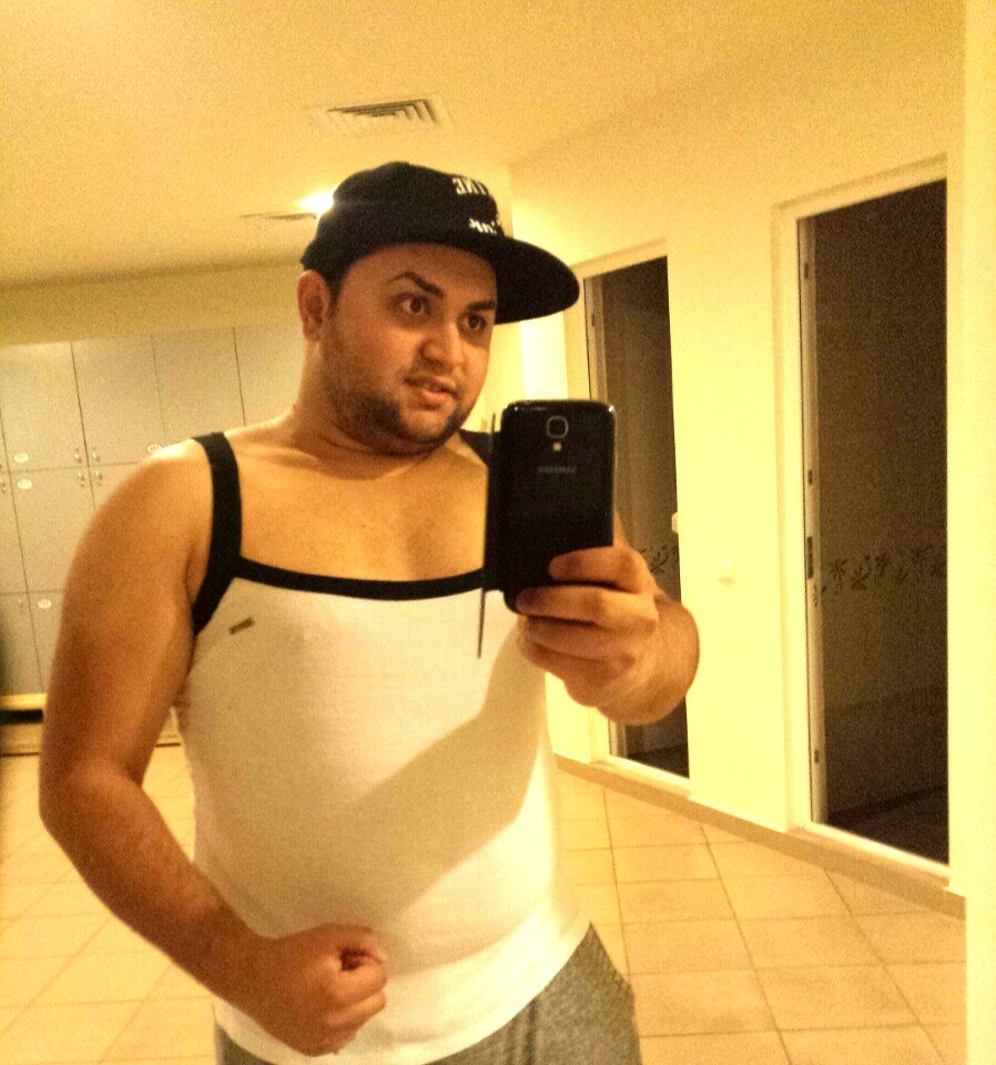 Manelistul s-a pozat la sala ca sa arate ca trage din greu ca sa slabeasca (foto:facebook)