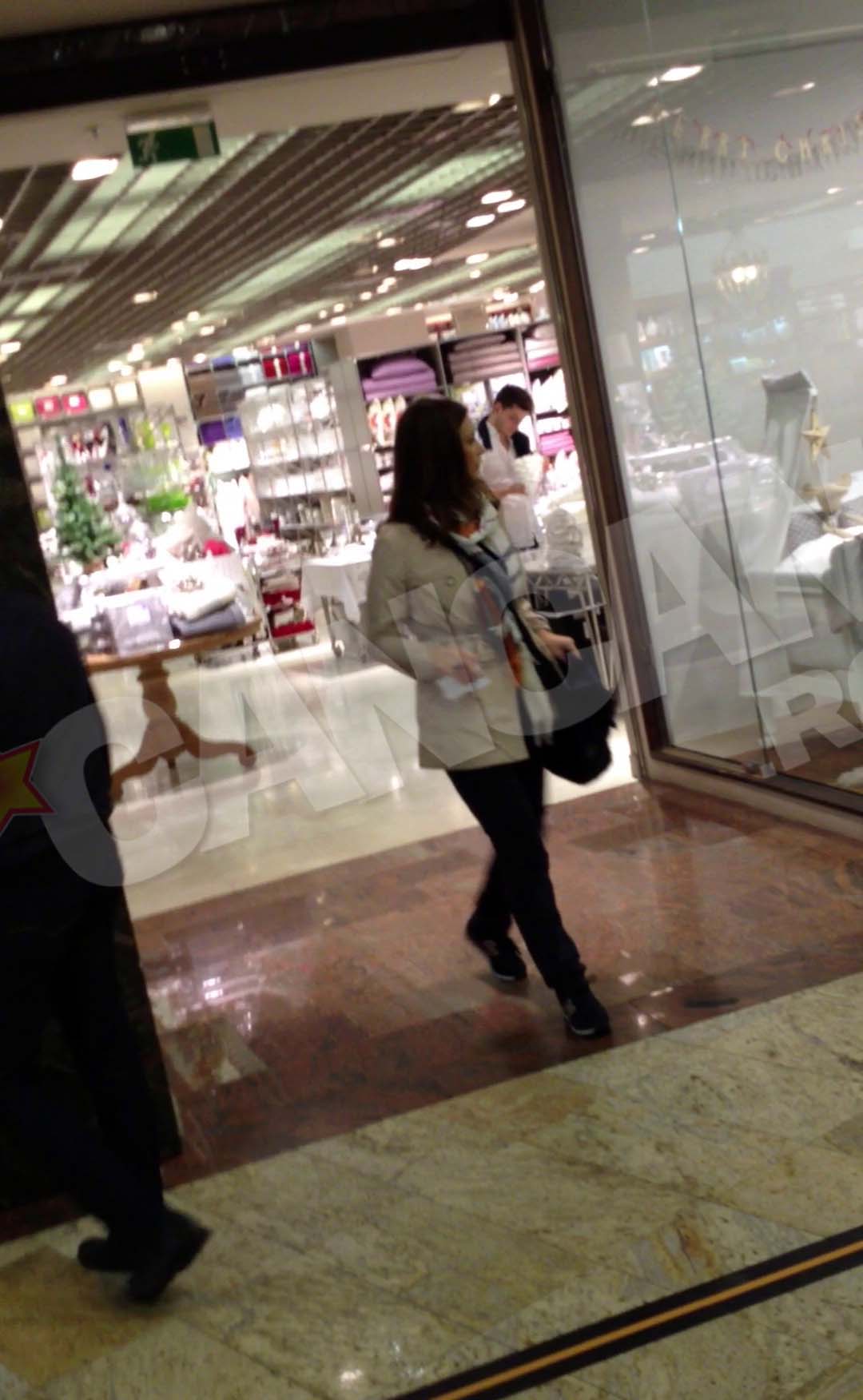 Vedeta a iesit singura din magazin, dupa ce a achitat toate cumparaturile