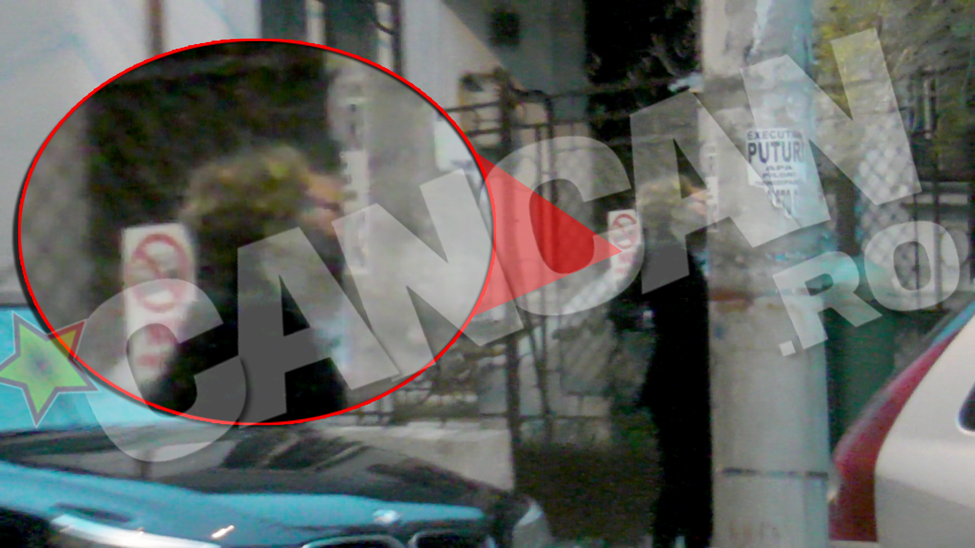 A doua zi, cei doi se intalnesc in fata biroului acestuia si se saruta pasional