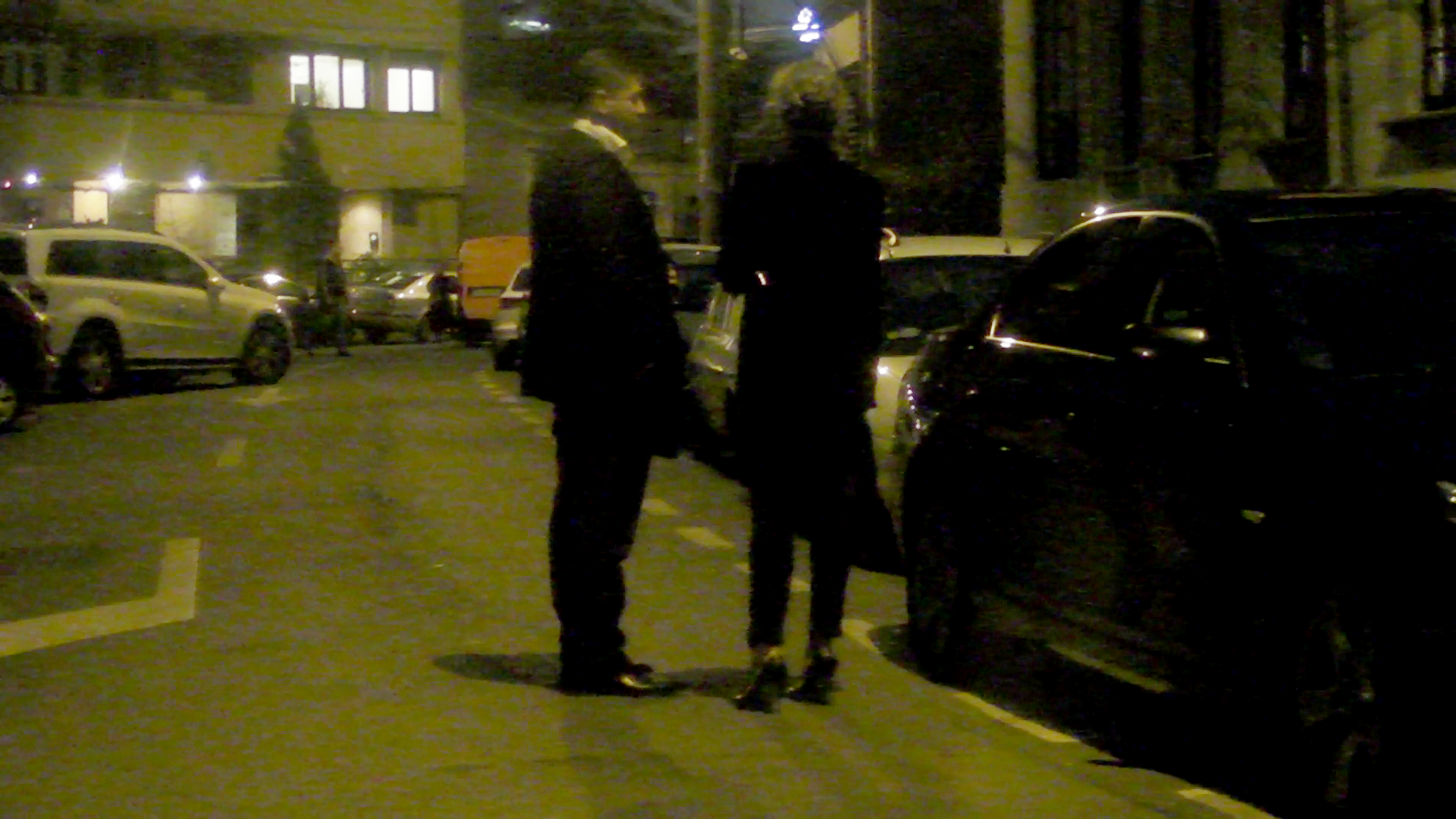 Fiica cea mare a presedintelui si iubitul sau se intalnesc in fata biroului acestuia, unde stau de vorba cateva minute