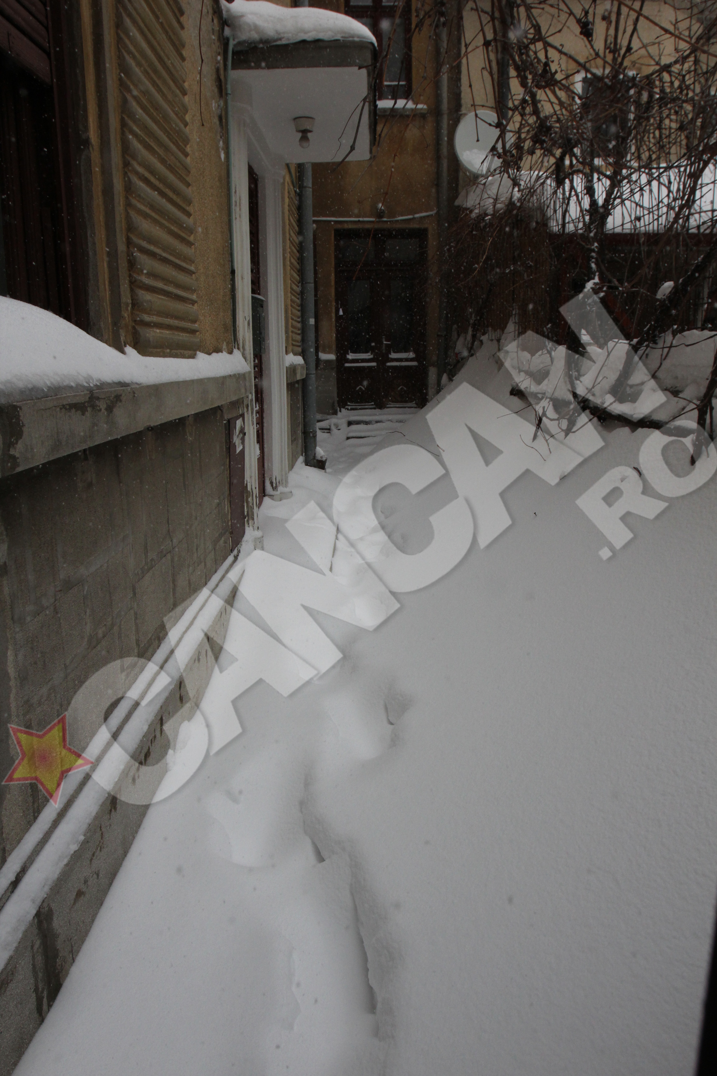 Zapada de pe aleea de la intrare a fost calcata doar de reporterii cancan.ro