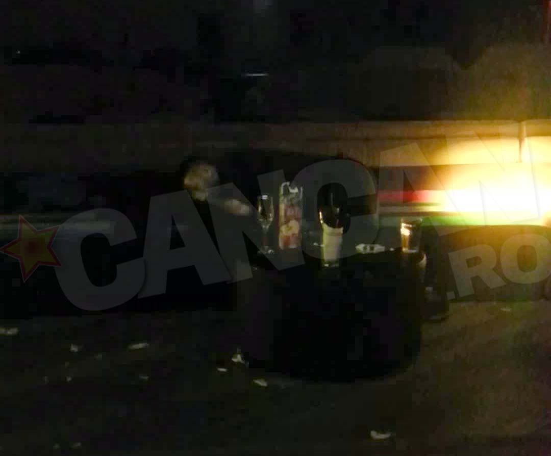 Petrecaretul a adormit bustean pe canapea