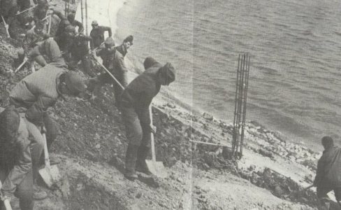 Zeci de muncitorii pe vremea cand lucrau la constructia Lacului Morii