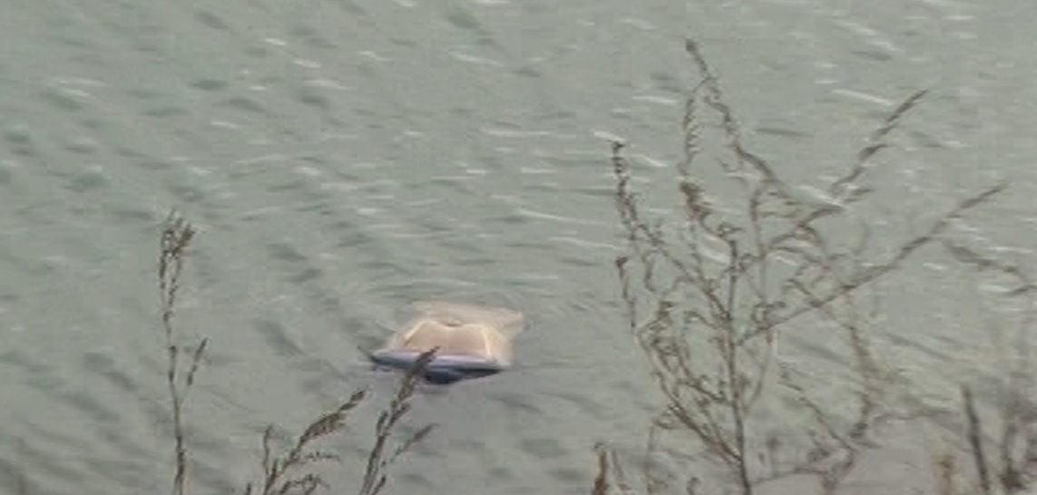 Femeia a fost gasita de scafandrii plutind in apa rece ca gheata a lacului