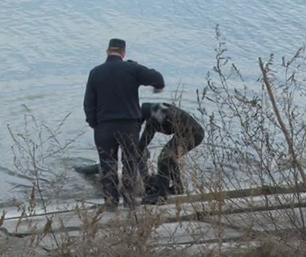Scafandrii incearca sa scoata din apa trupul neinsufletit al femeii