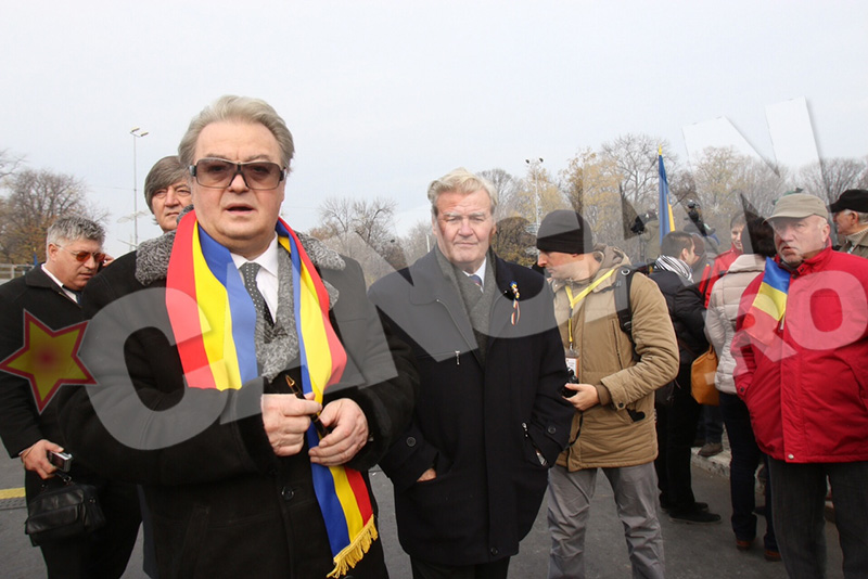 Cornelui Vadim Tudor si-a pus steagul Romaniei la gat si a venit la Arcul de Triumf