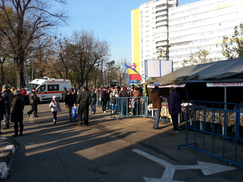 Portii de fasole cu carnati au fost impartite in Drumul Taberei si Parcul Titan