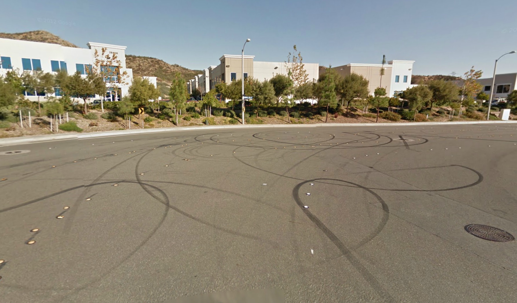 Pe strada sunt urme de cauciuc ars