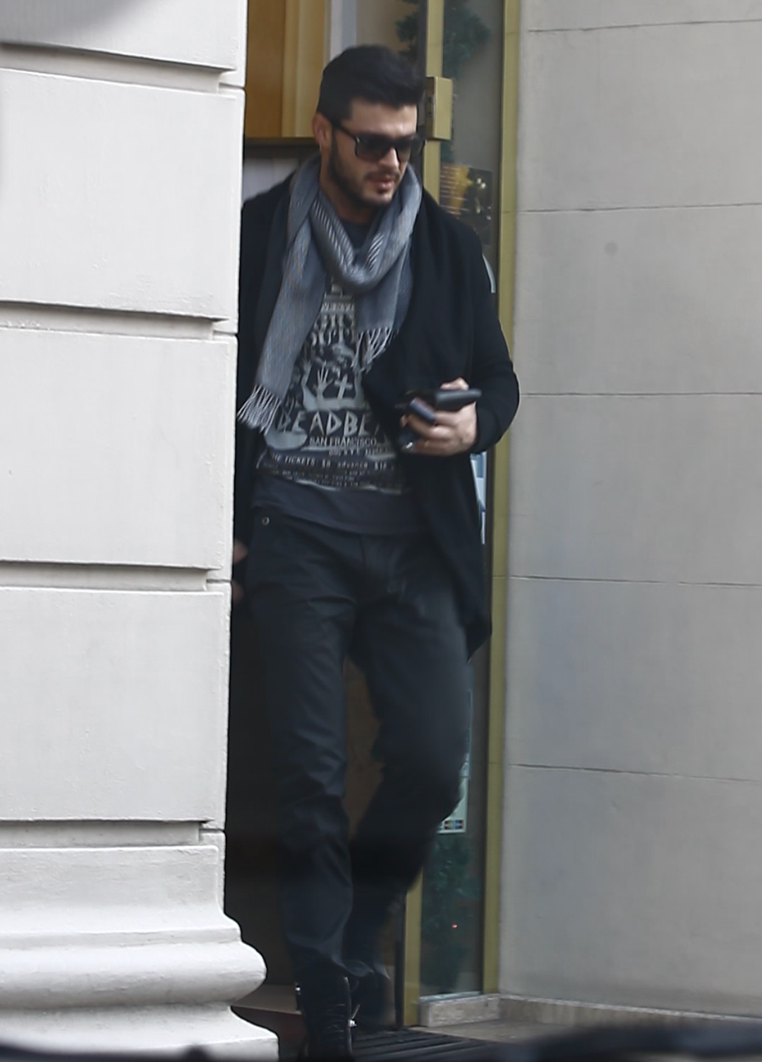 Victor a intrat intr-un magazin cu bijuterii scumpe.