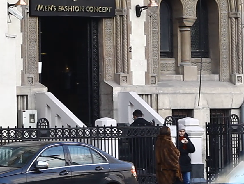 Ca sa arate impecabil, Victor a ales un magazin cu tinute elegante.