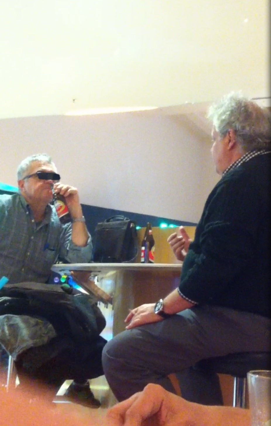 Cei doi barbati s-au oprit la o cafenea pentru a bea o bere si a fuma o tigare