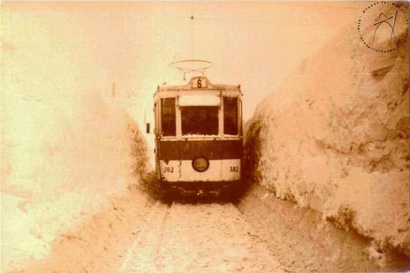 De fiecare data cand iarna vine multi dintre bucuresteni s eplang ca mijloacele de transport in comun sunt blocate. Asa arata iarna din 1954