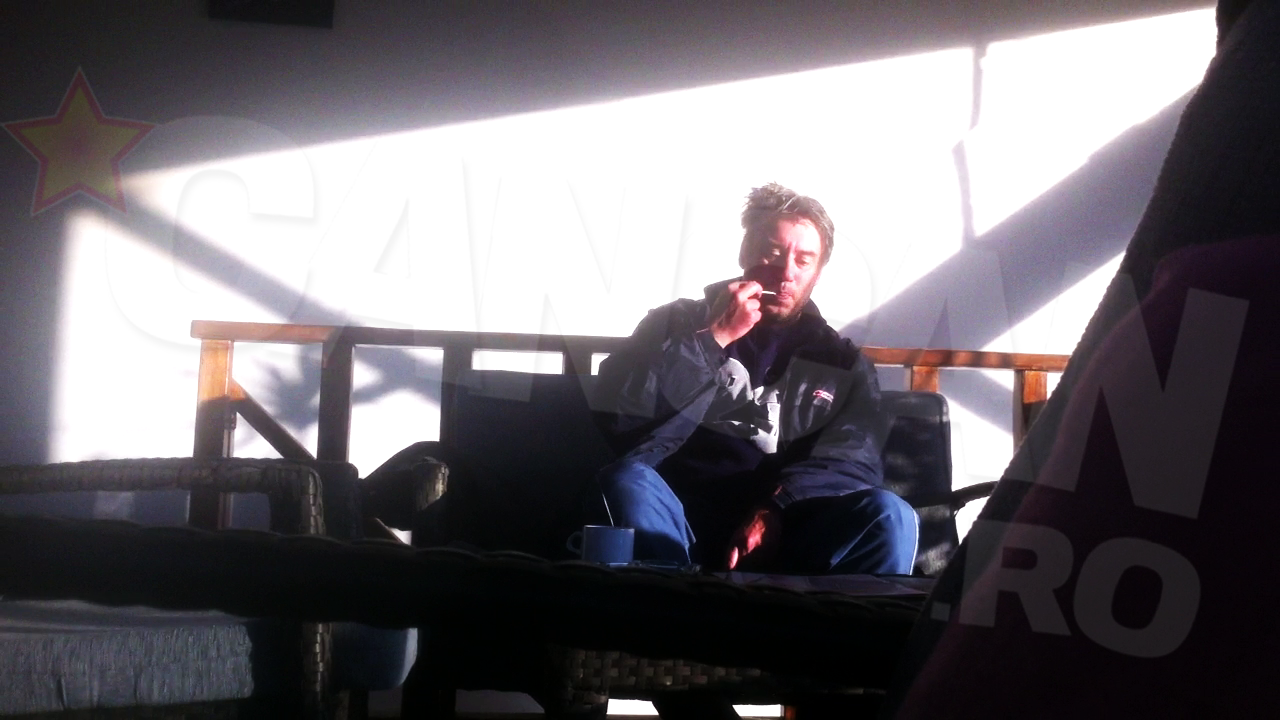 Chiorete si-a baut deprimat cafeaua