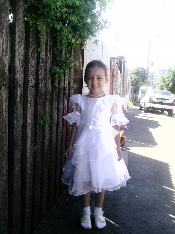 Denisa viseaza sa gaseasca sub brad un jurnal, precum au colegele sale si o pereche de cizme