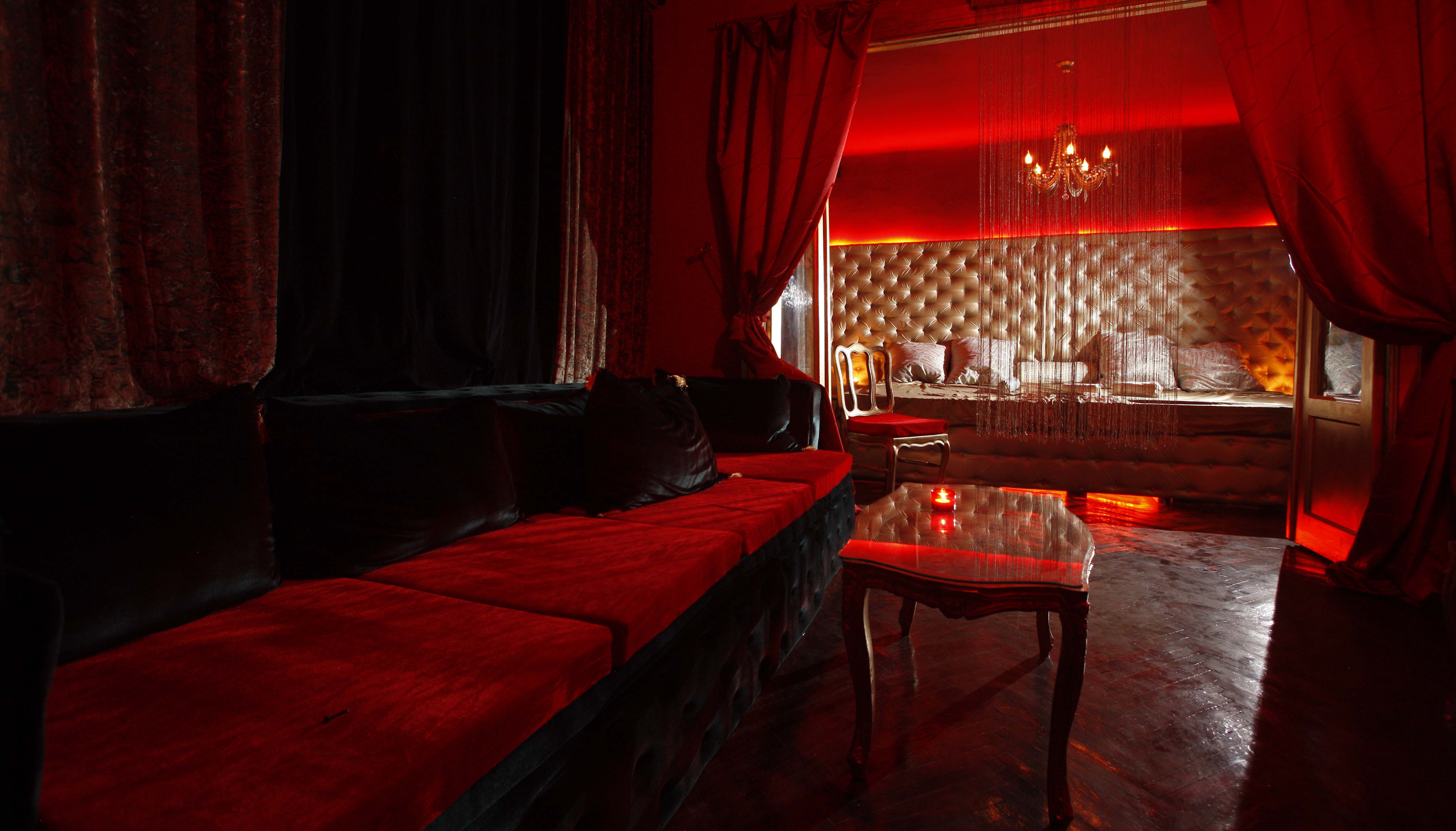 Un club de swingeri poate fi o alternativa la petrecerile obisnuite de Revelion