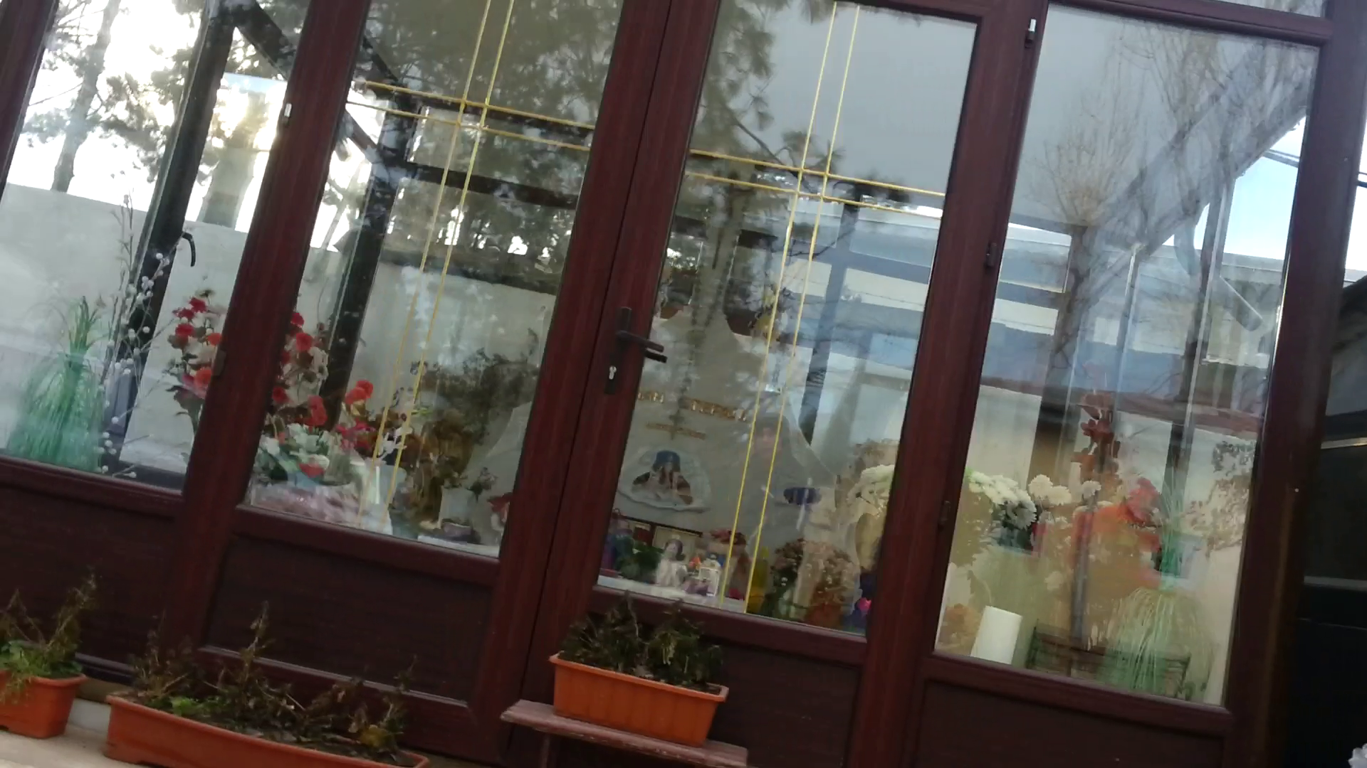 Mormantul Stefaniei este plin de flori si jucarii, aduse de copii