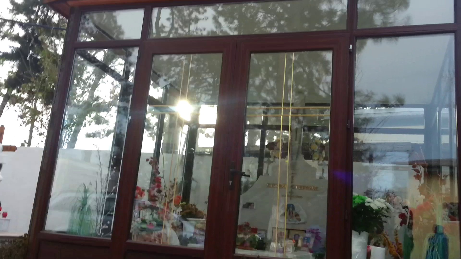 Mormantul Stefaniei este plin de flori si jucarii, aduse de copii