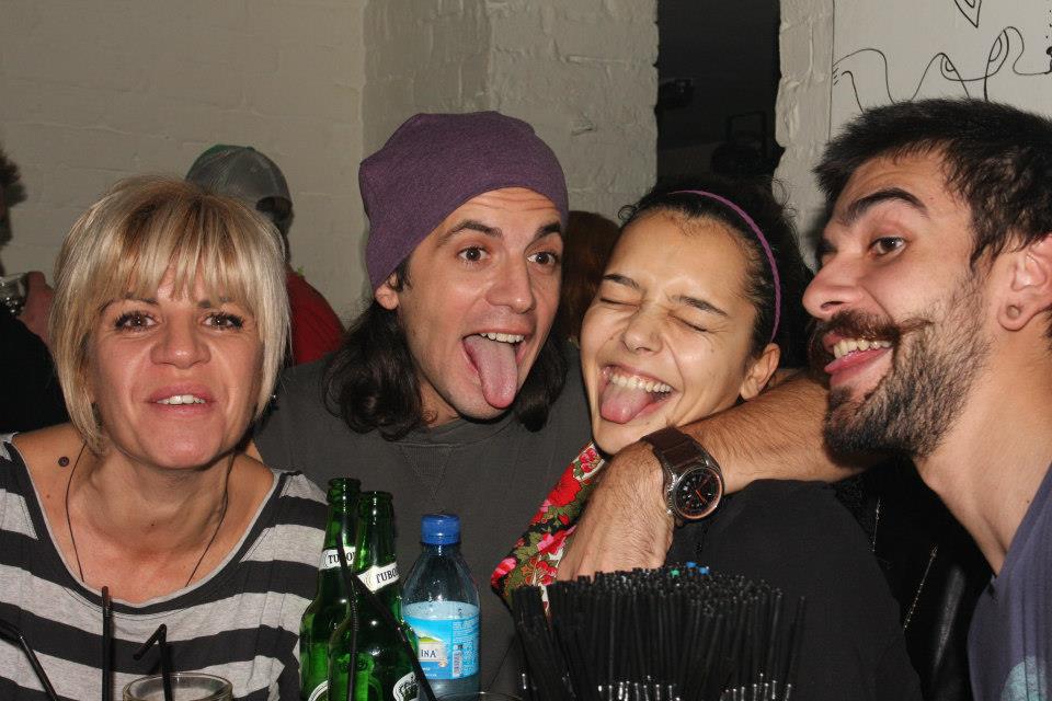 Sotia lui Oreste se distreaza cot la cot cu pustanii