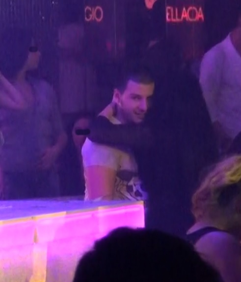 Mario se imbratiseaza cu o tanara intr-un club din centrul Capitalei