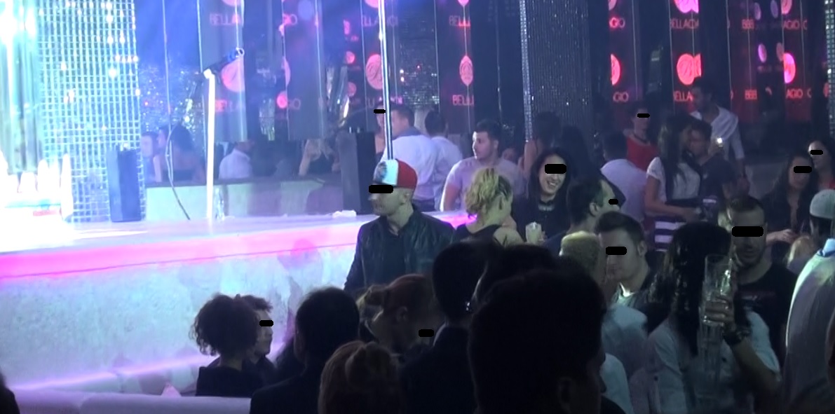 Baiatul lui Sile se uita in jur, cel mai probabil isi cauta prietenii