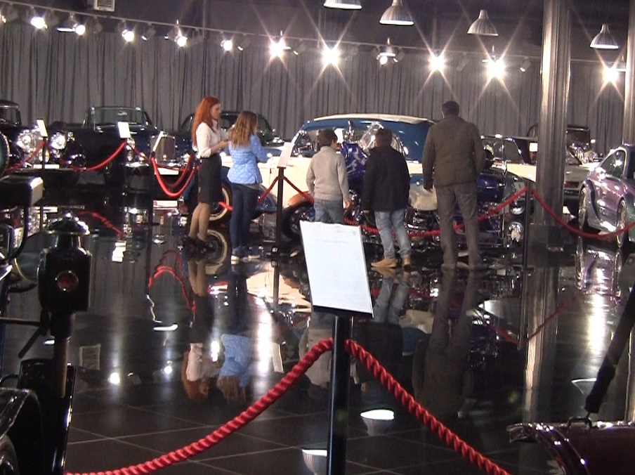 Realizatorul tv impreuna cu cei trei copii au verificat fiecare masina in parte