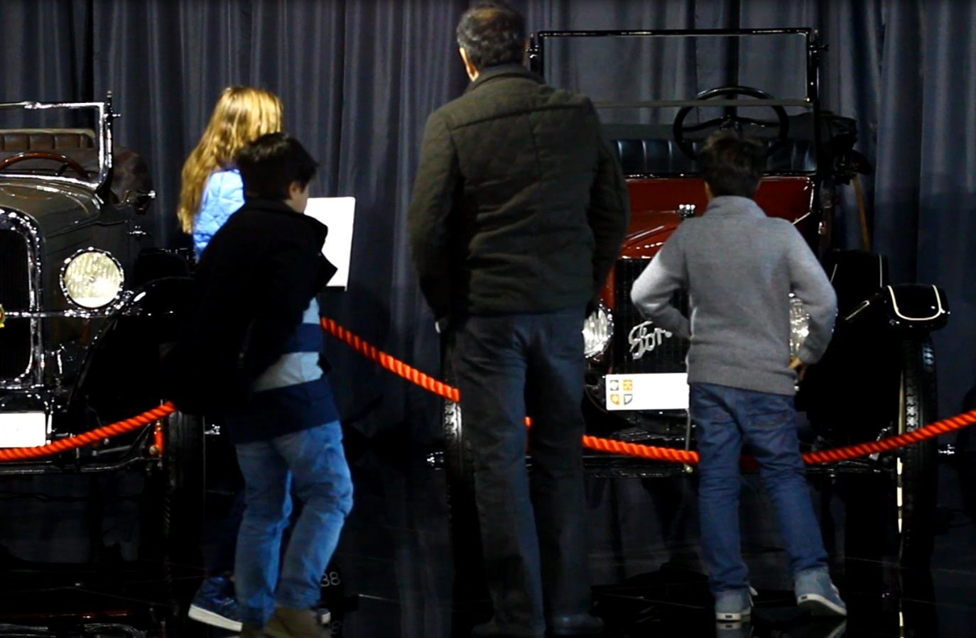 Cei patru s-au oprit minute in sir sa admire un superb model de Ford T