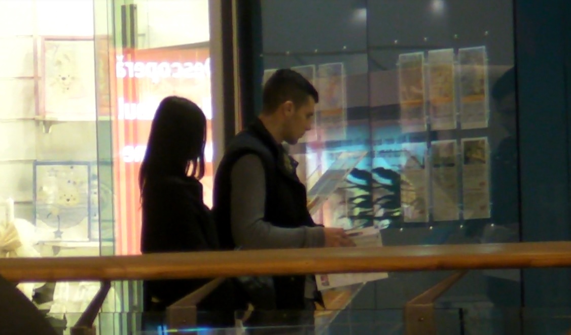 Tucudean se uita la ofertele de vacanta dintr-o agentie de turism