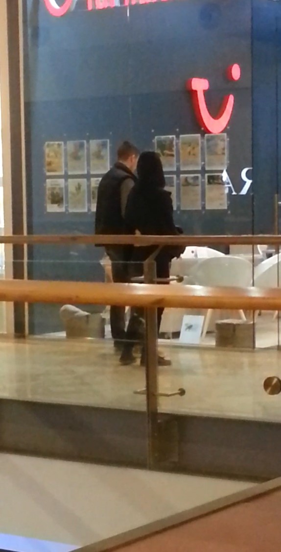 Cei doi porumbei au stat mai multe minute cu ochii in ofertele de la agentie