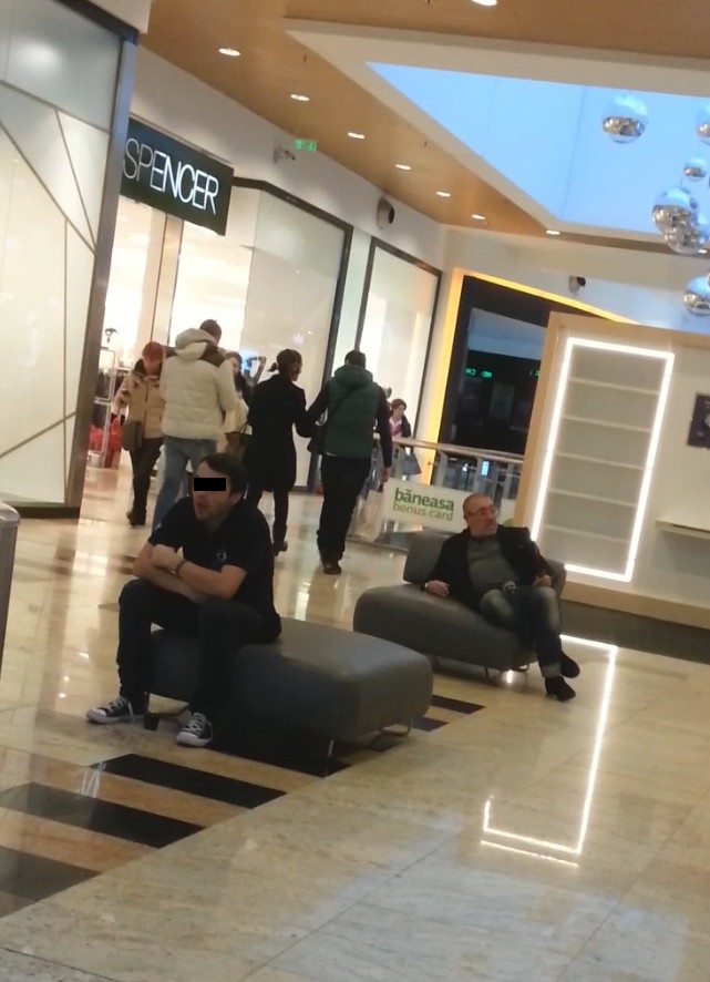 Serghei s-a tolanit pe un fotoliu, in asteptarea prietenilor care colinda magazinele