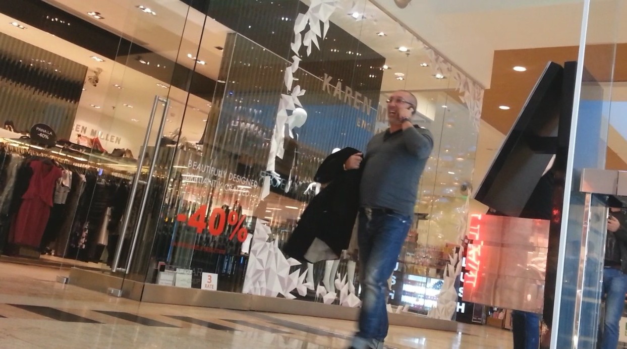 Ca sa-i treaca timpul, a vorbit tot timpul la telefon