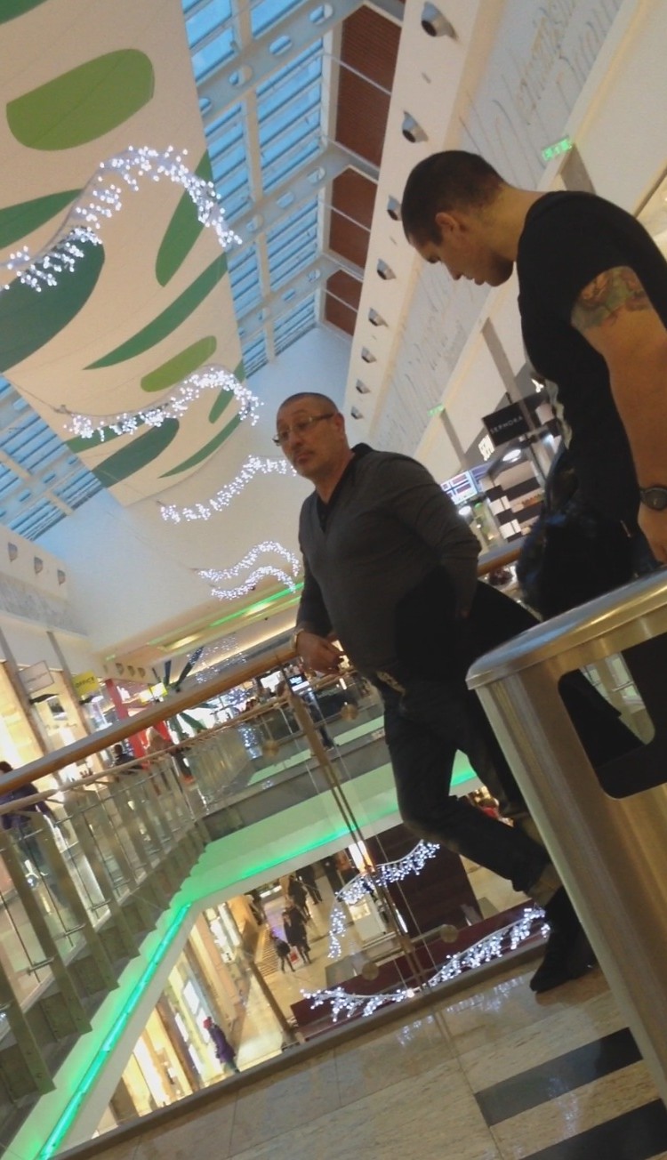 Serghei s-a sprijinit de balustrade, mort de plictiseala