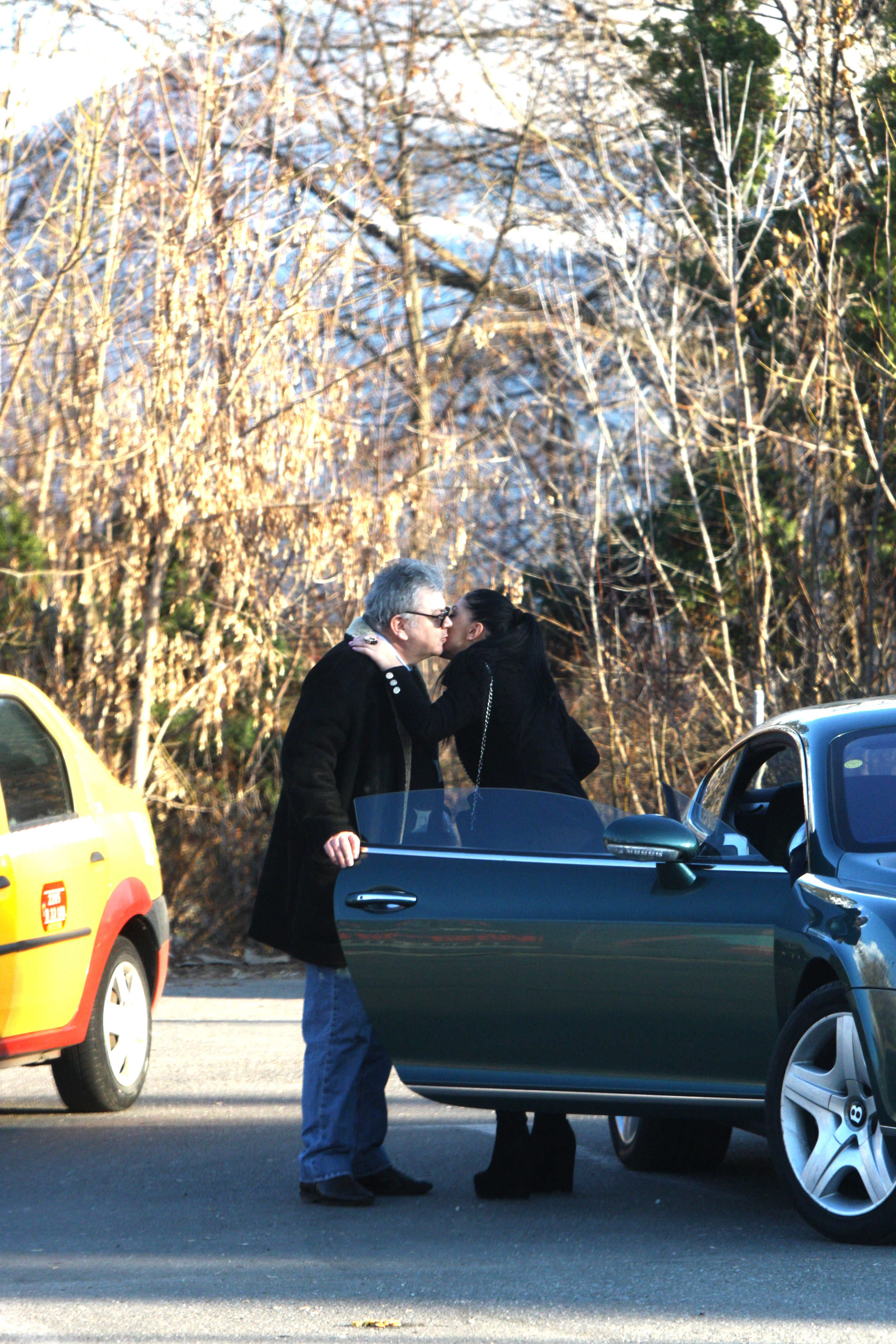 Bruneta il saruta pe obraz pe Bibi Galan