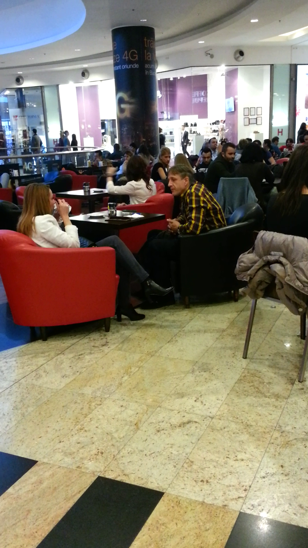 Emil Sandoi s-a intalnit cu o domnisoara misterioasa la o cafenea din mall