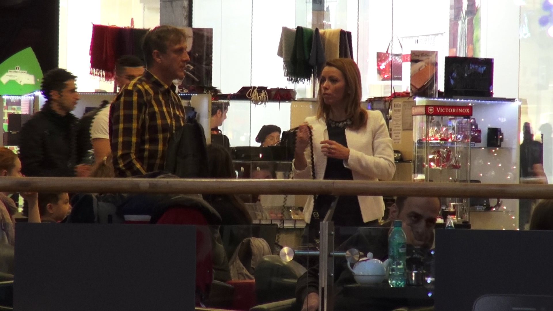 De la cafenea, cei doi pleaca impreuna la plimbare prin mall