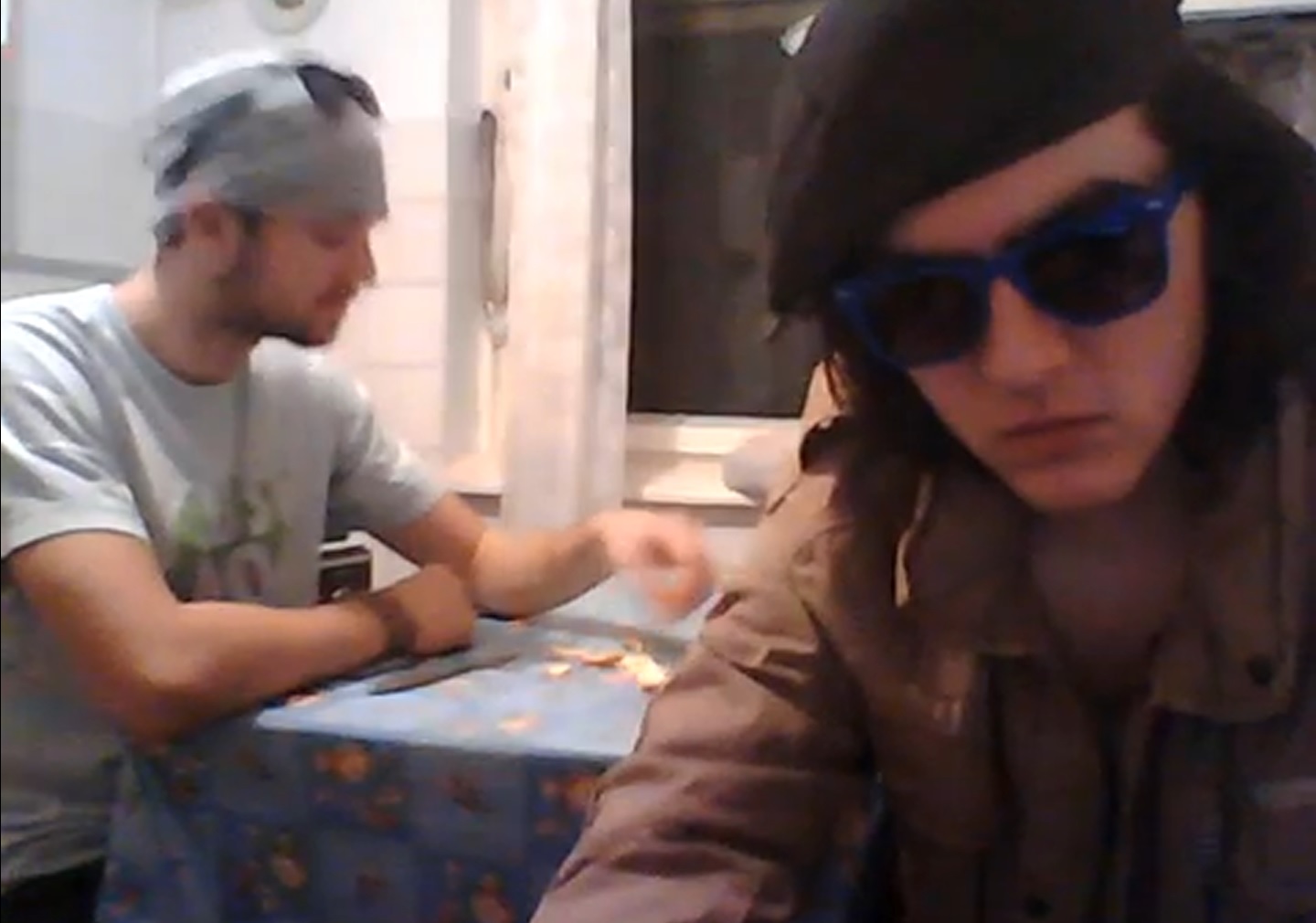 Razvan anul trecut in timp ce interpreta colindul Trei Pastori