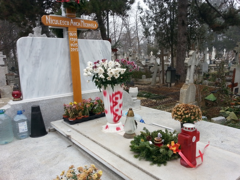 Sambata parintii Micai au facut o pomana la mormantul fiicei lor. S-au implinit noua luni de cand artista a pierdut lupta cu o boala necrutatoare
