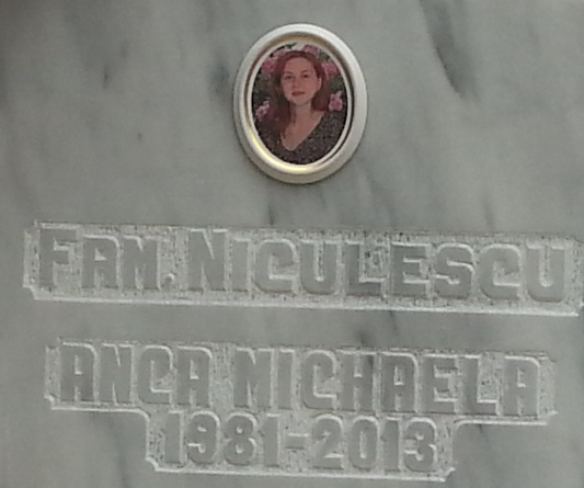 In spatele Micai se afla un brad de Craciun