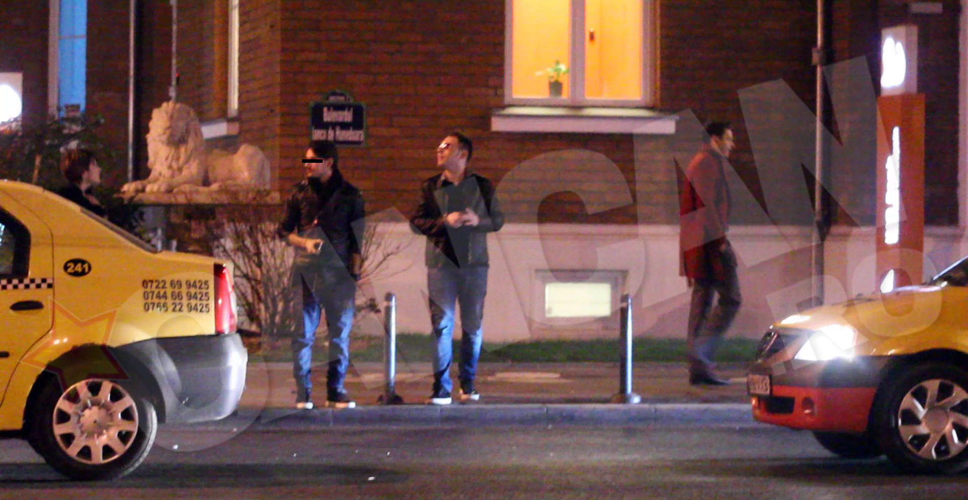 Versace asteapta in fata clubului sa iasa fetele