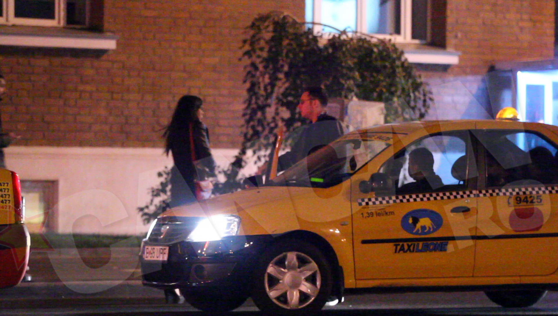 Andrei face o ultima incercare s-o convinga pe bruneta sa vina cu el...