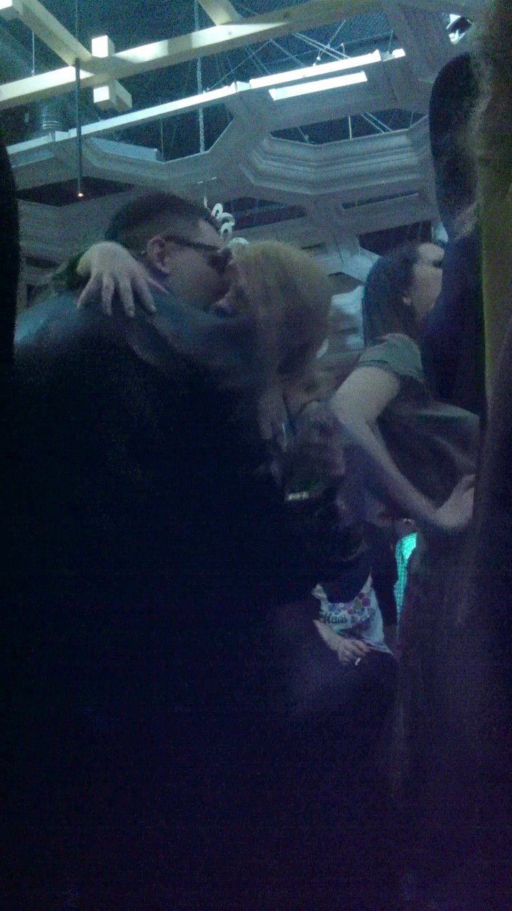 Fostul iubit al Innei s-a sarutat cu o blonda sexy