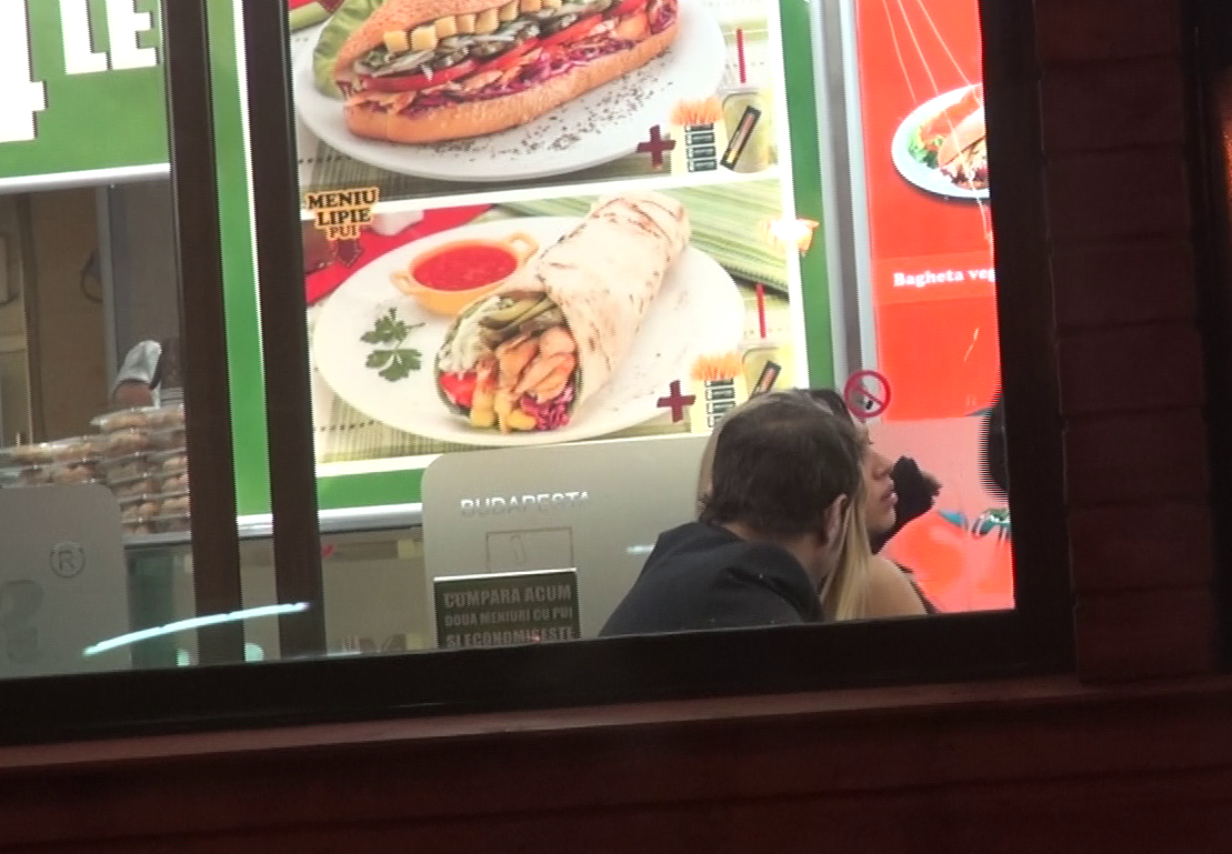 Dupa ce si-au savurat lipiile cu de toate, Costel Cocos si Miss Piranda s-au apropiat si mai mult