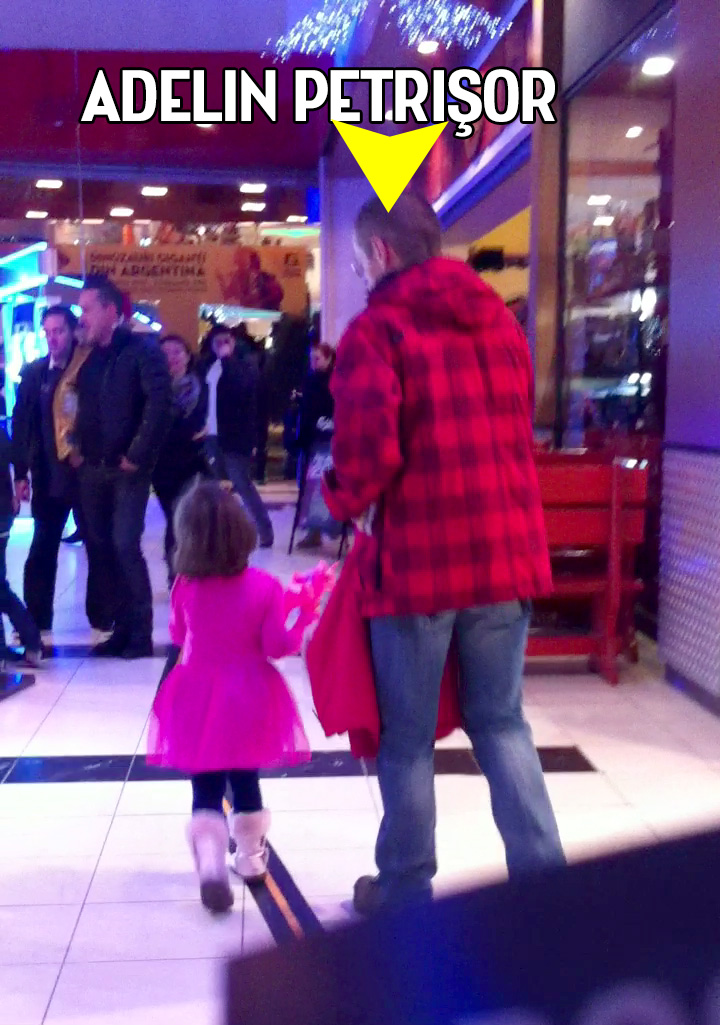 Adelin Petrisor si fetita lui, Smaranda, in varsta de patru ani