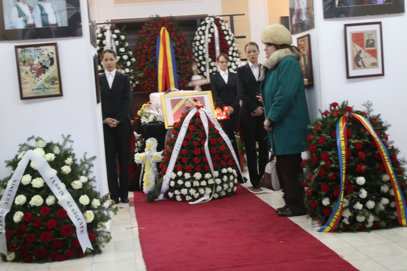 Sicriul cu trupul neinsufletit al maestrului a fost depus in foaierul Teatrului Constantin Tanase