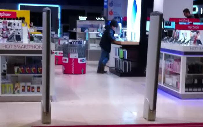 Unul din baietii jurnalistului testeaza o tableta