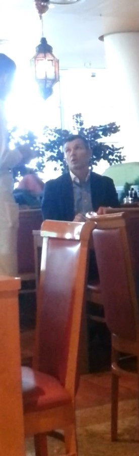 Antrenorul a mancat singur, apoi a plecat la o plimbare prin centrul comercial