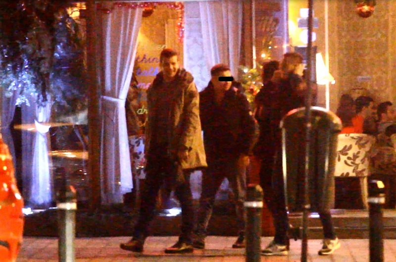 Fotbalistul a stat circa doua ore alaturi de mai multi prieteni, apoi a plecat